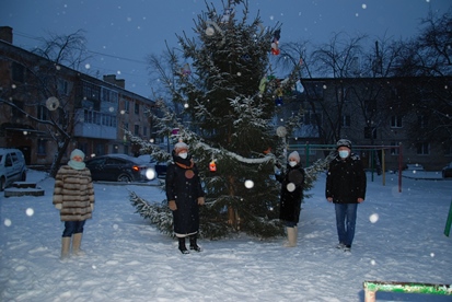 Установка дворовых новогодних елок